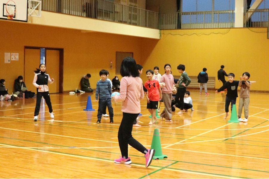 運動をする子どもたち